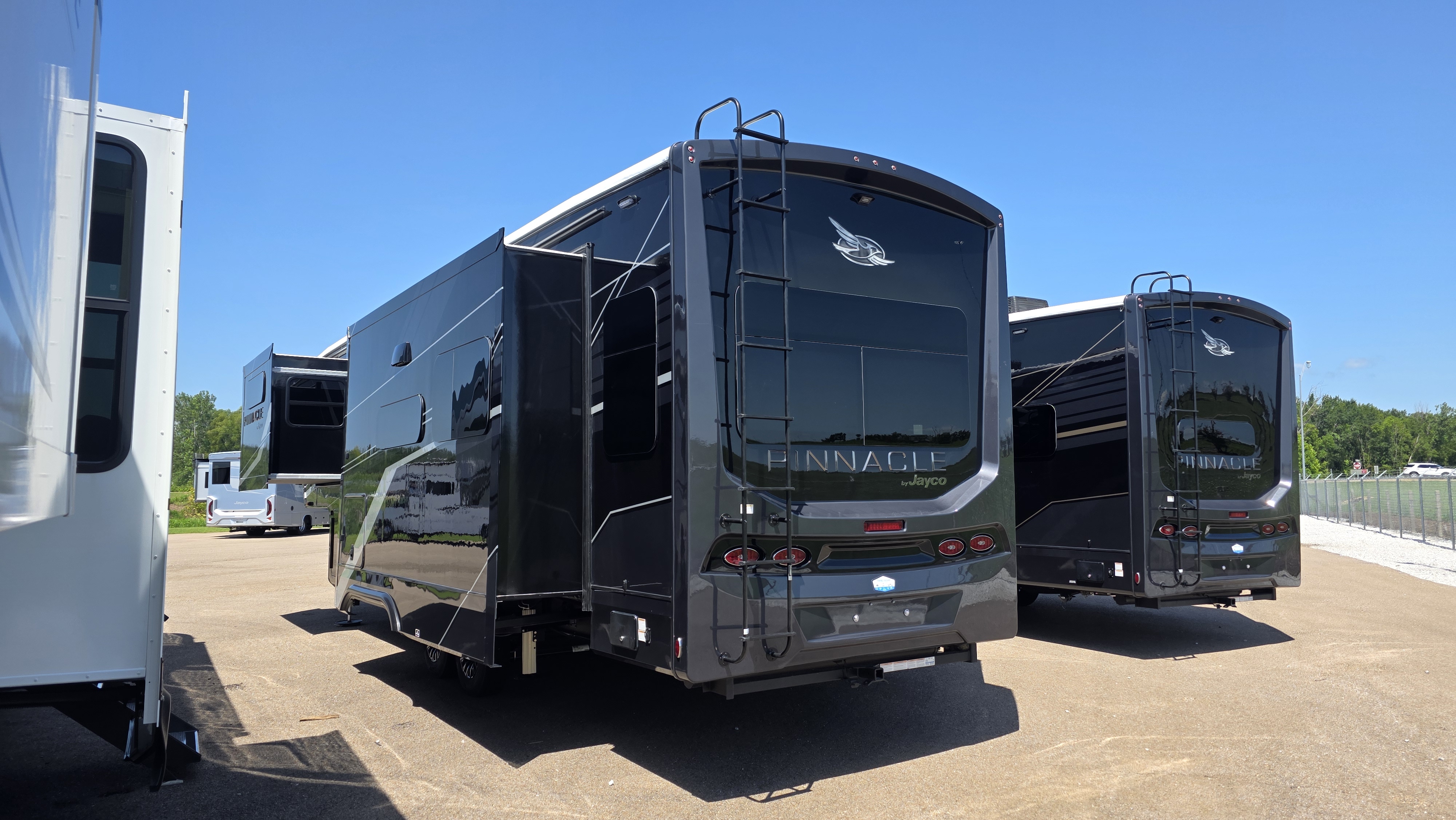 2027 JAYCO PINNACLE 32RLTS - Image 3