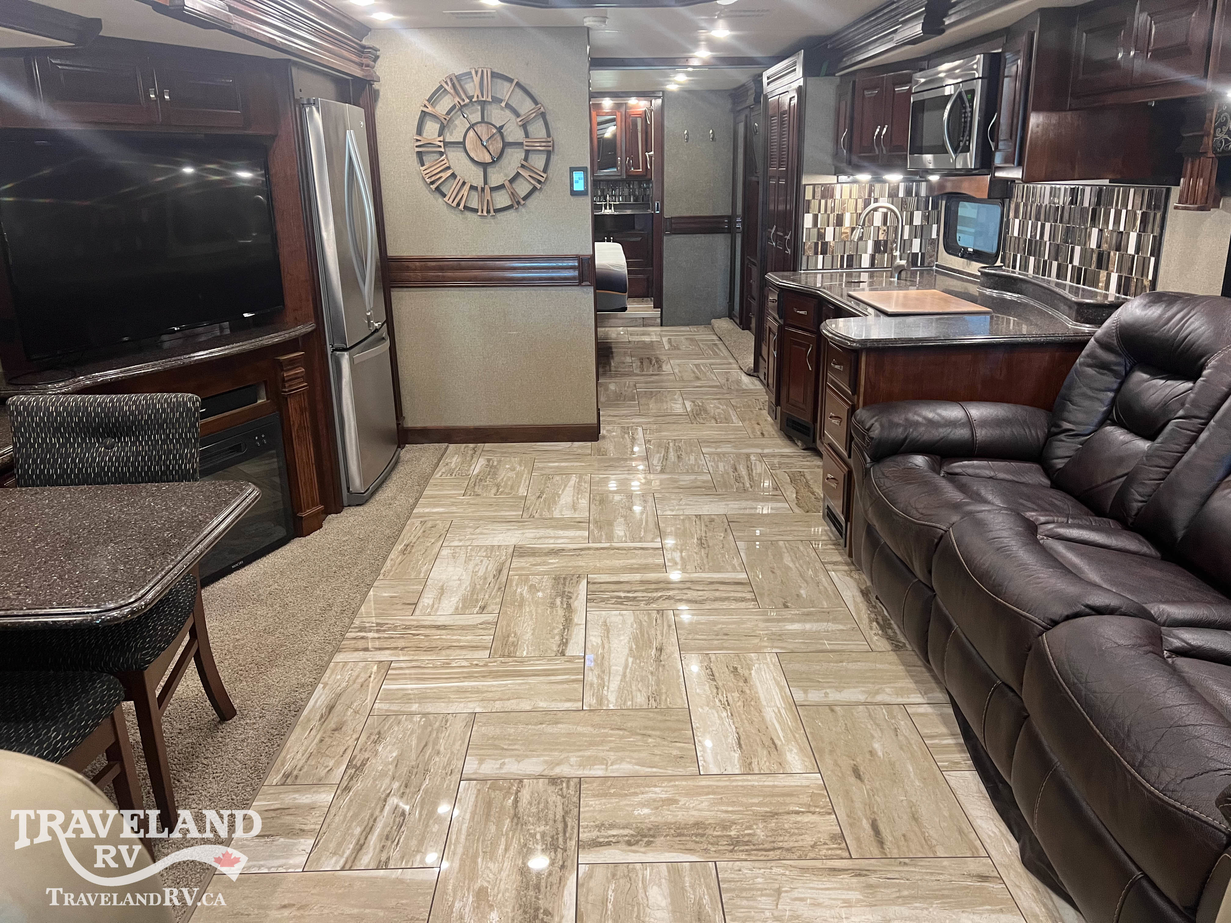2018 Fleetwood Discovery LXE 40D - Image 3
