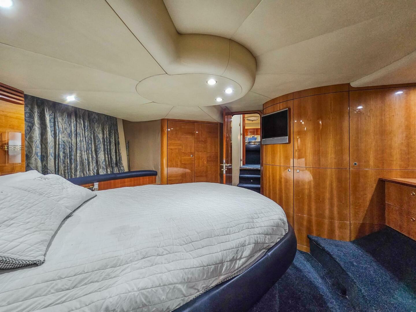2005 Azimut 55 flybridge - Image 27