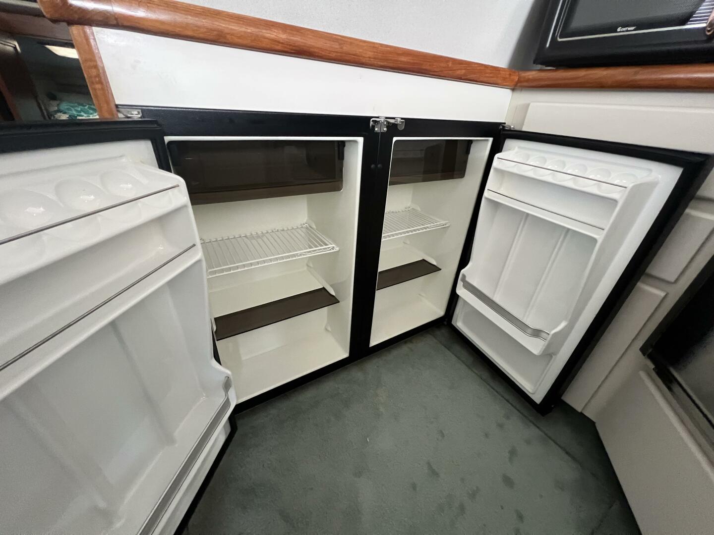 1994 Carver 370 Voyager - Image 13
