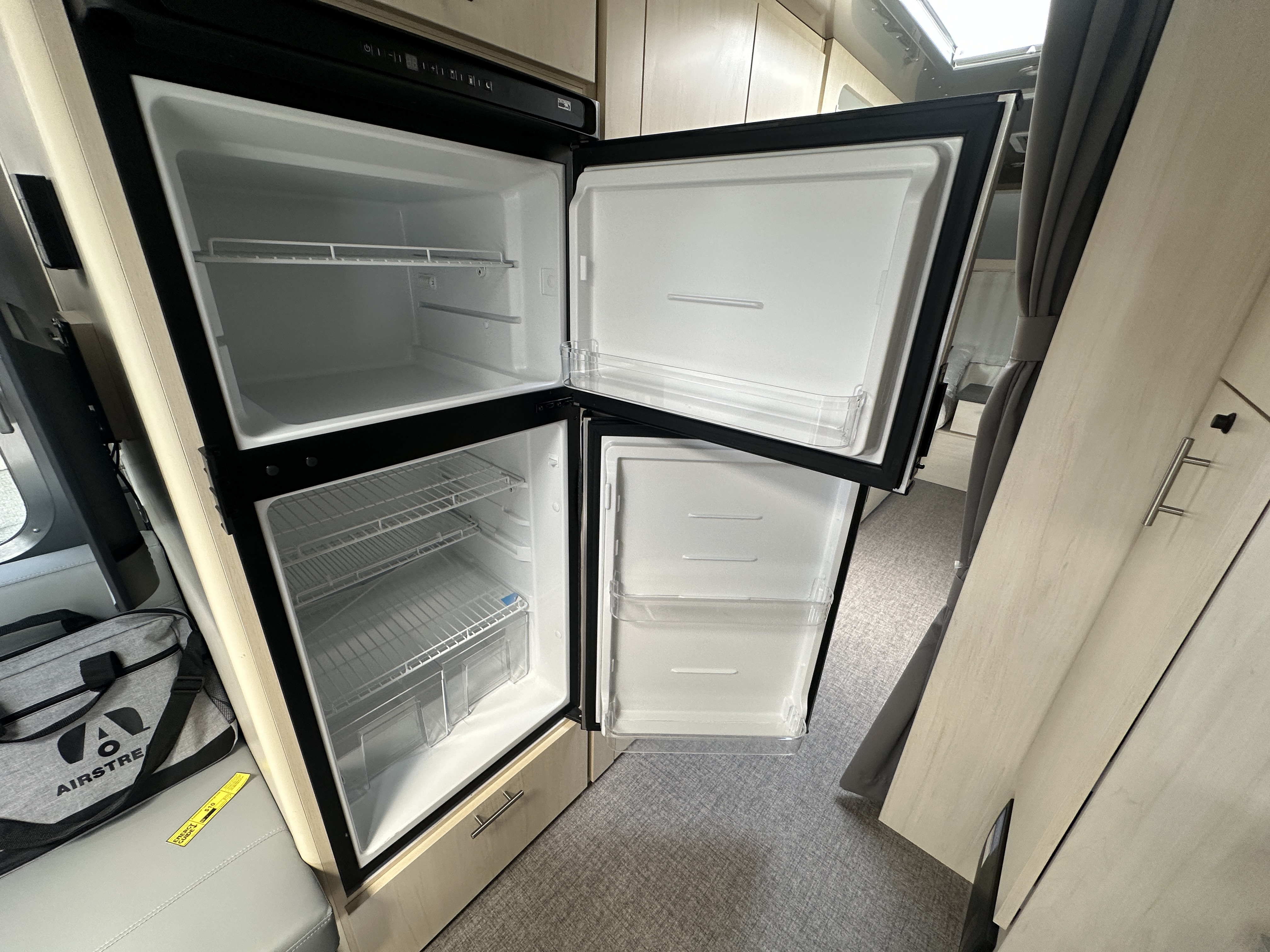 2026 Airstream Flying Cloud 27FB - Image 15