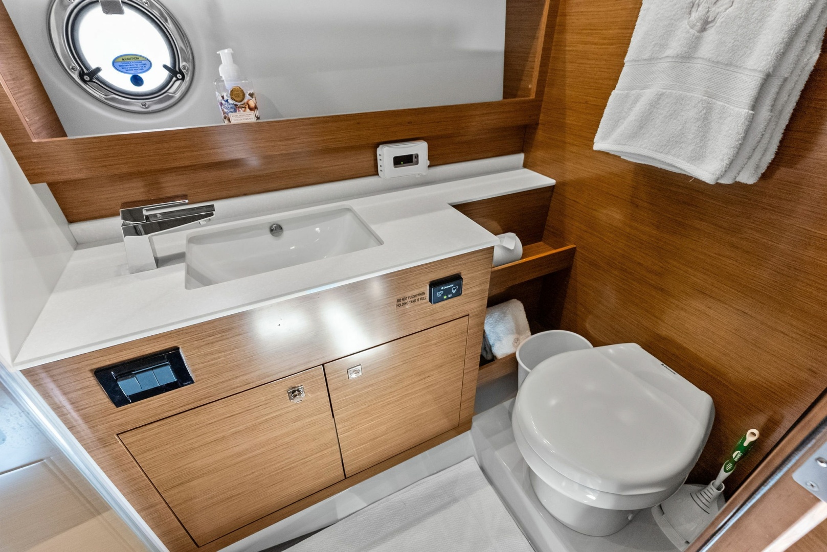 2019 Cruisers Yachts 54 Cantius - Image 53
