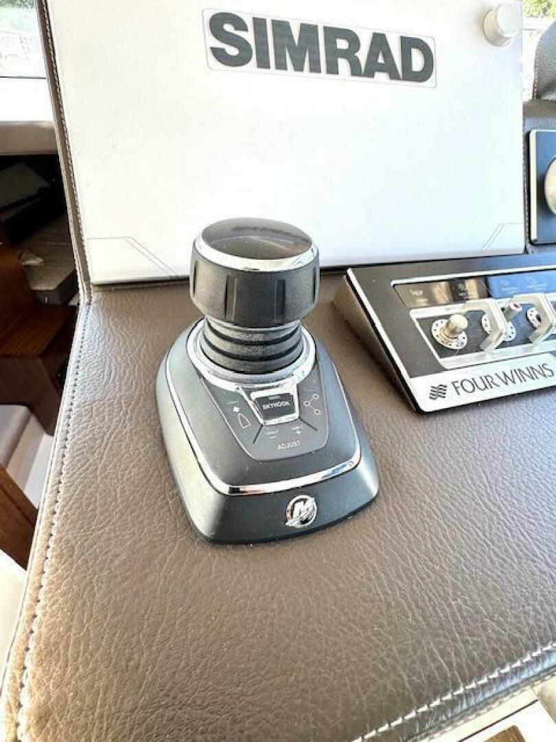 2020 Four Winns Vista 355 Coupe OB - Image 23