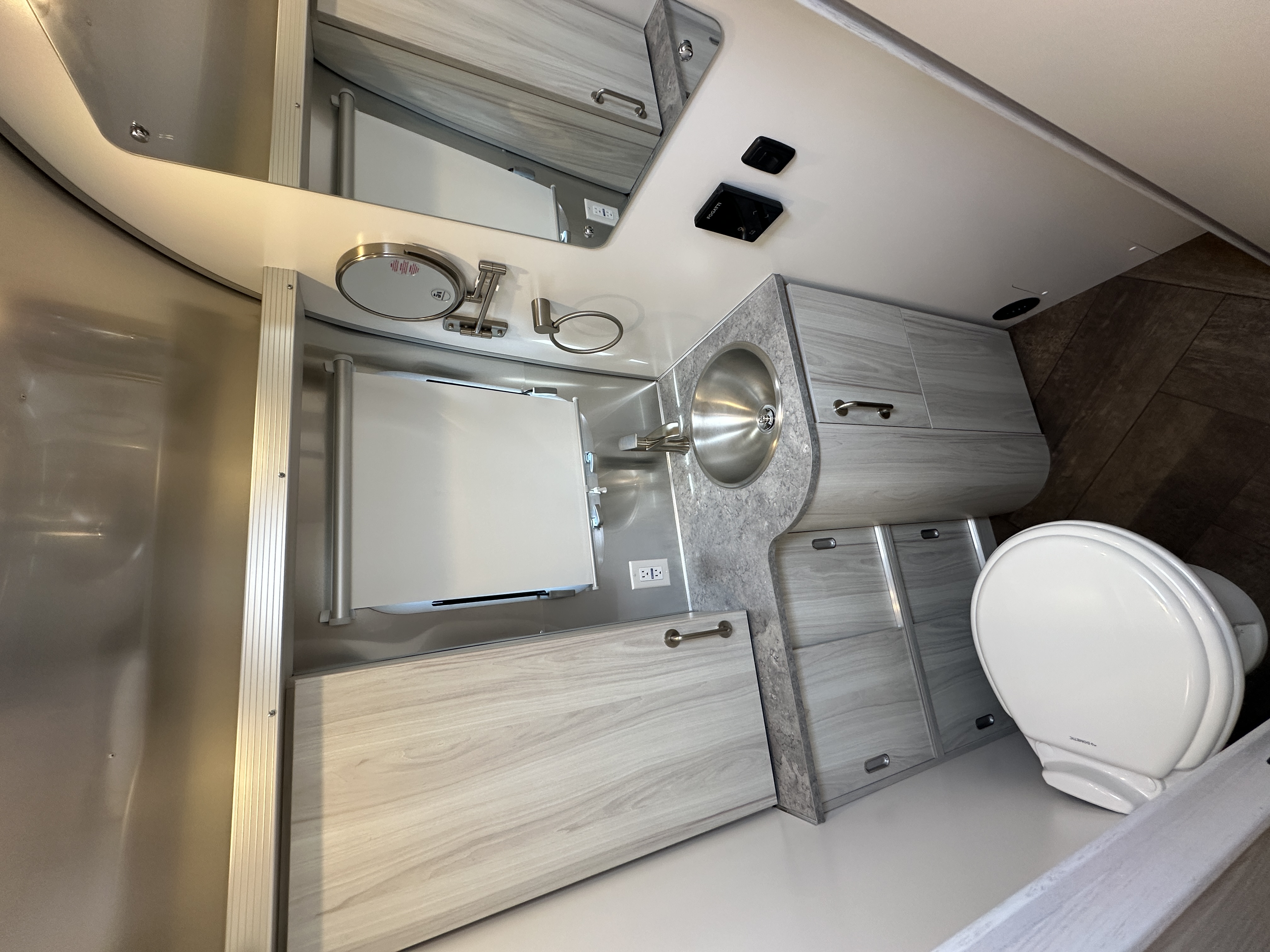 2026 Airstream International 27FB - Image 18