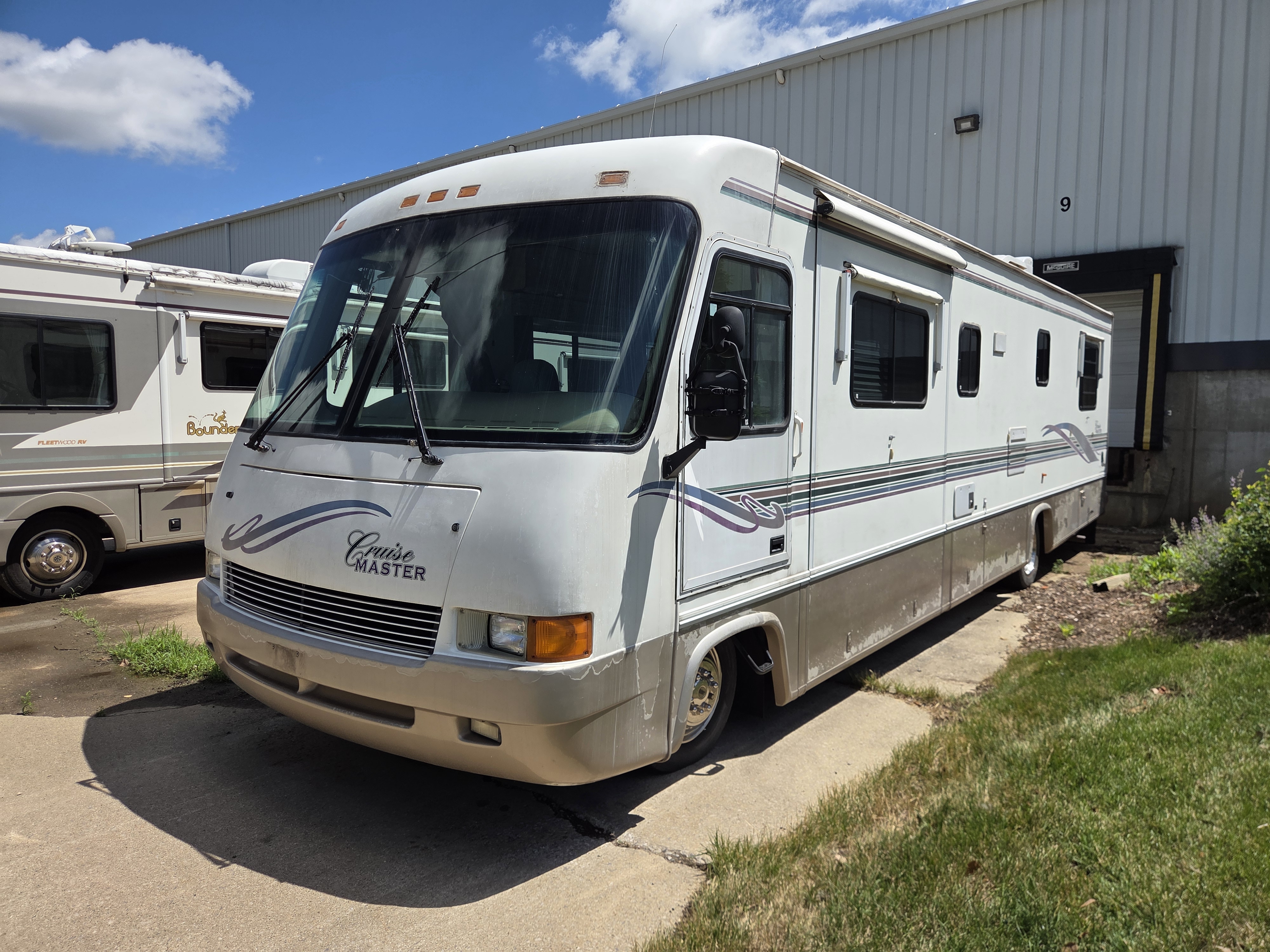 1997 Georgie Boy Cruise Master 3415 - Image 4