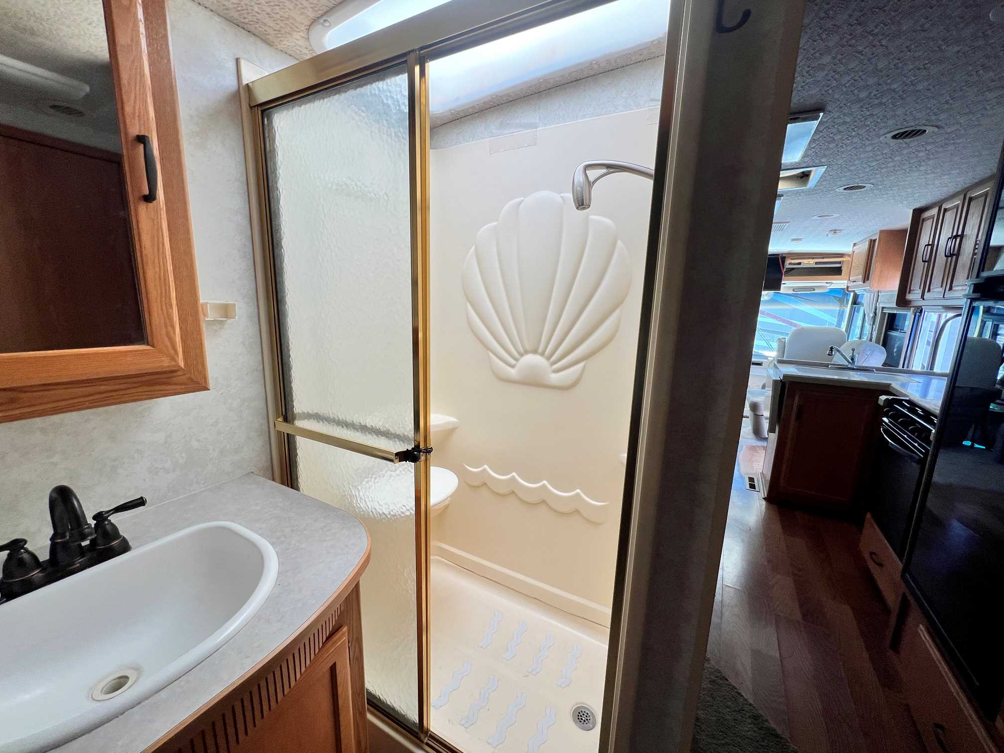 2004 Winnebago Brave 32V - Image 19