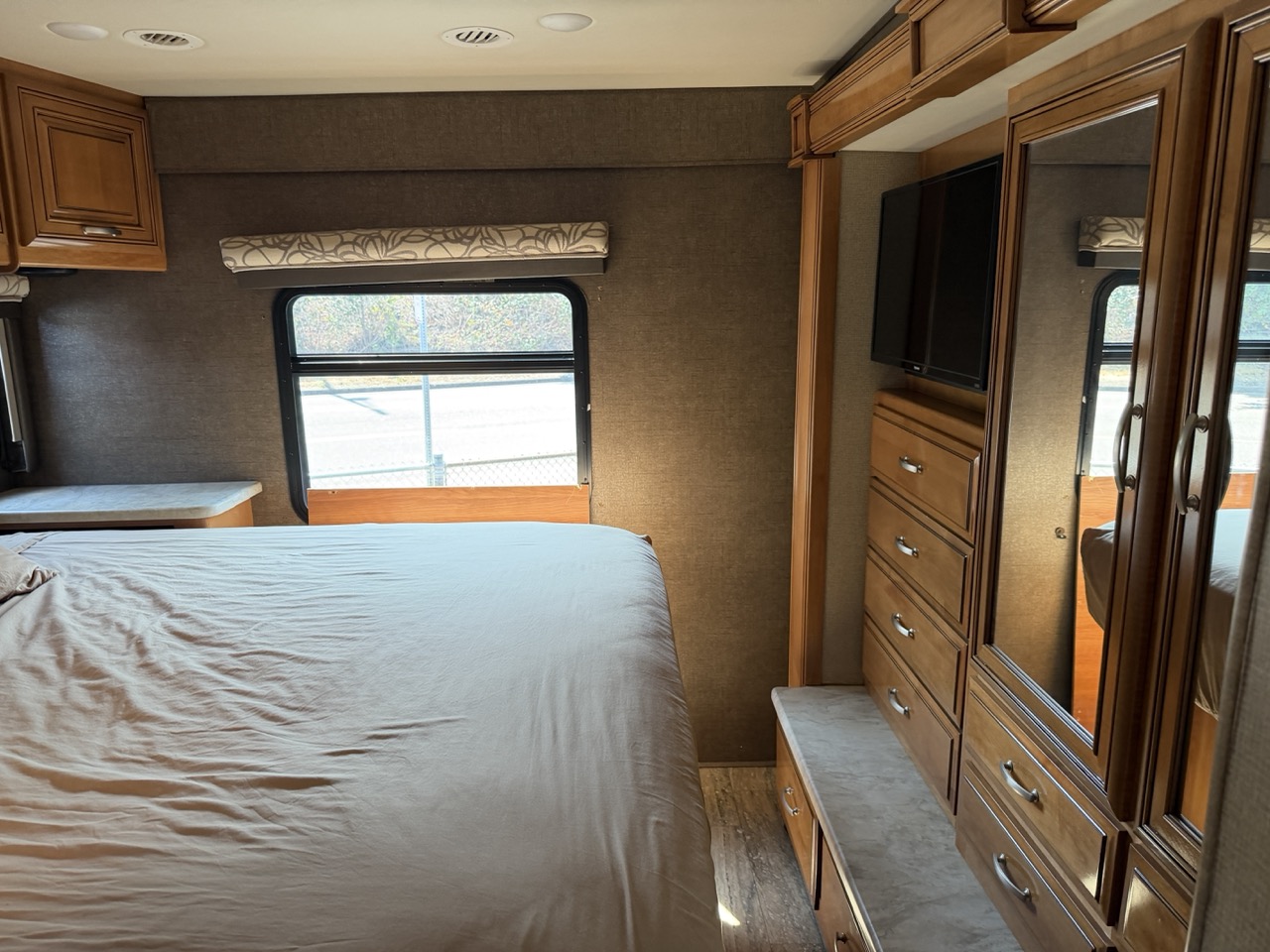 2017 Thor Motor Coach Four Winds Super C 35SB - Image 14