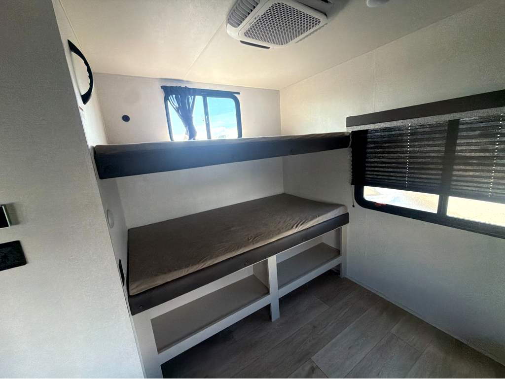 2027 JAYCO JAY FLIGHT 325BHT - Image 18