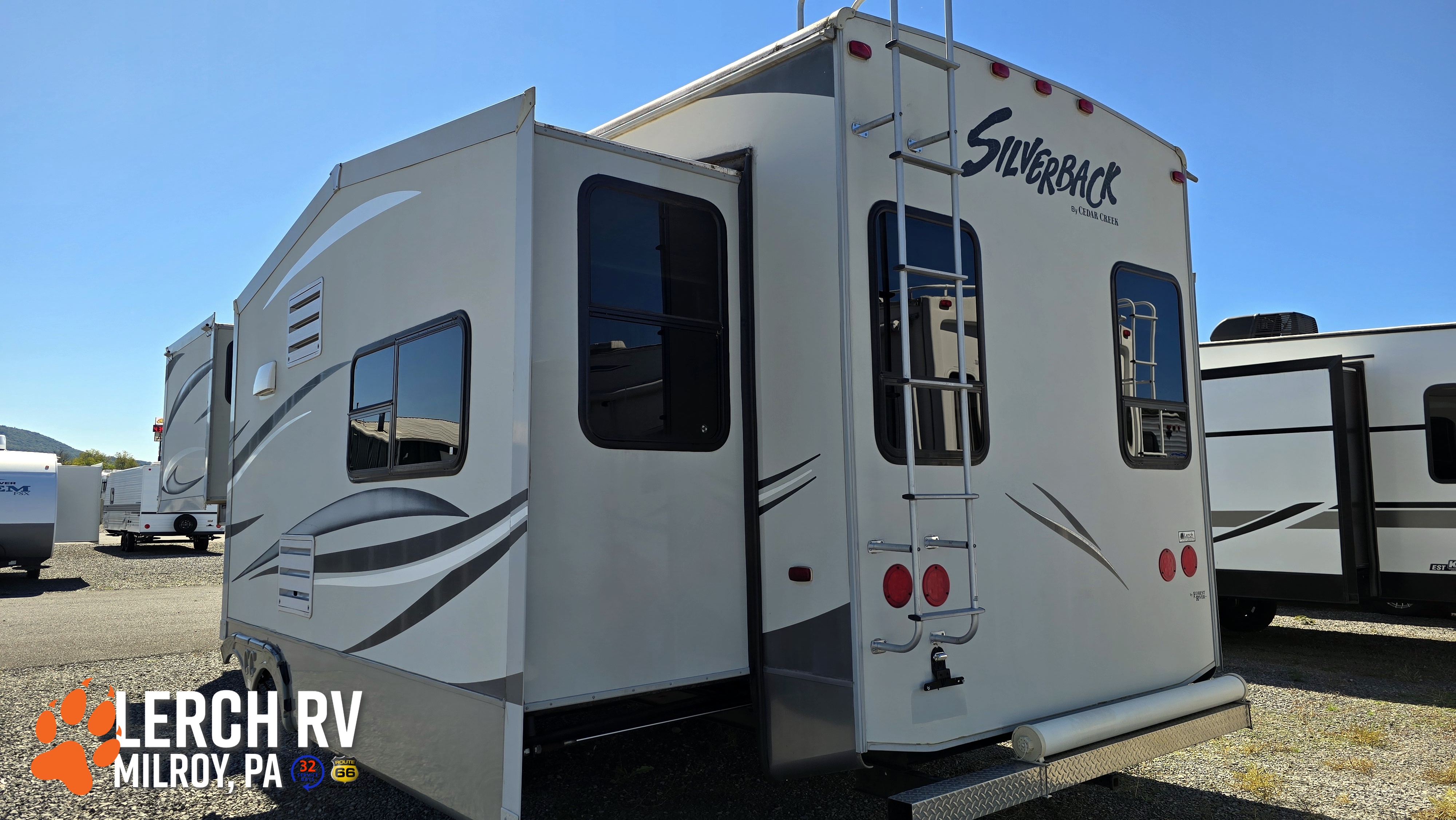 2013 FOREST RIVER CEDAR CREEK SILVERBACK 29RE - Image 5