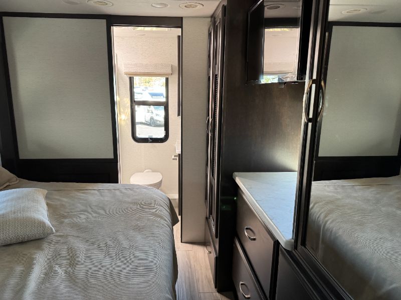 2025 Entegra Coach Accolade XL 37K - Image 14