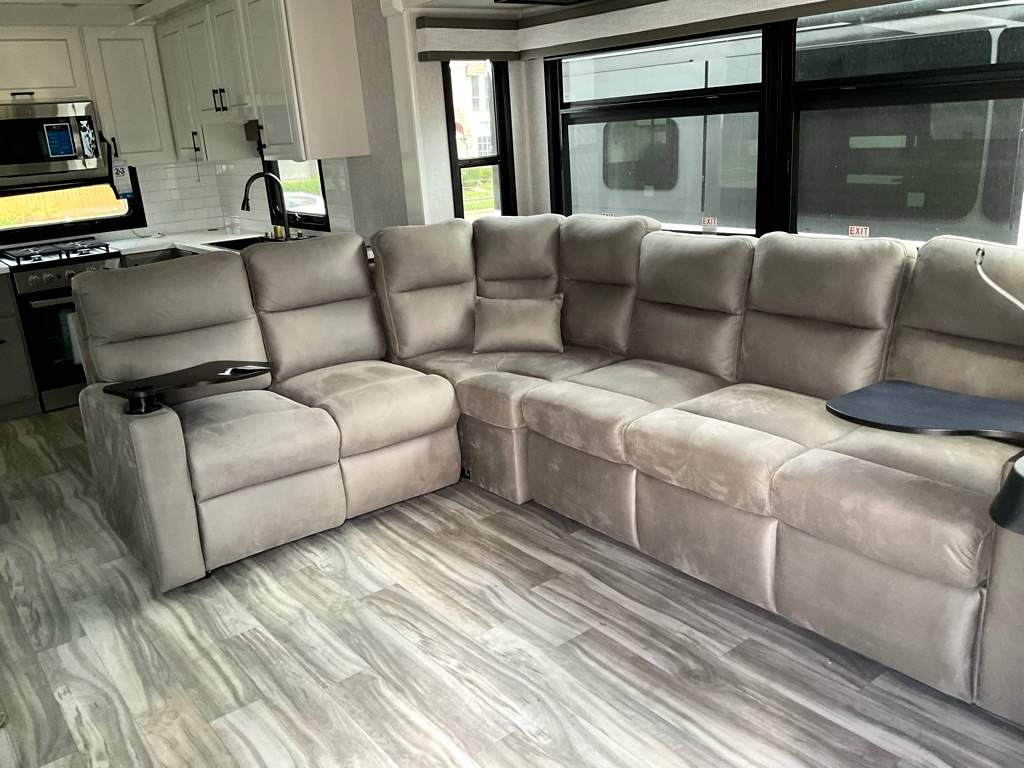 2025 JAYCO PINNACLE 38 FBRK - Image 8
