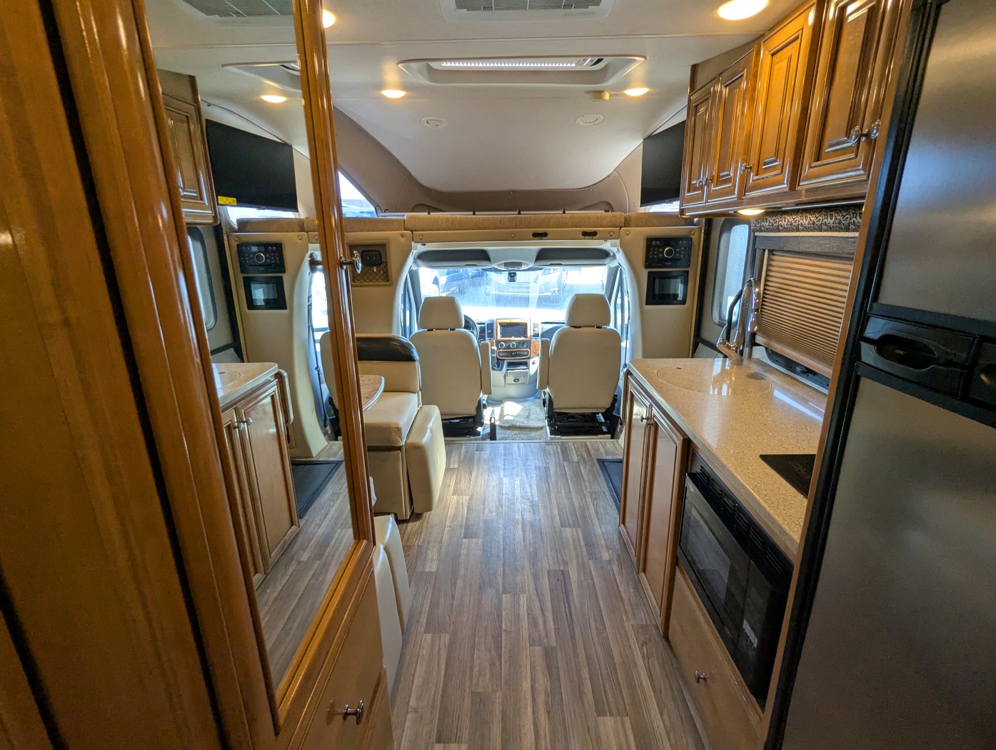 2018 Thor Motor Coach Synergy SD24 - Image 24