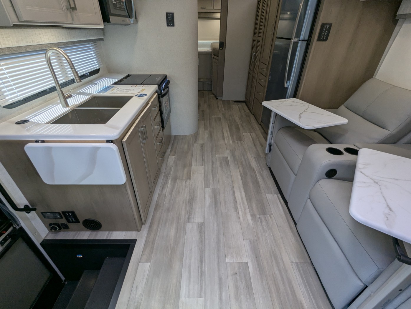 2027 Thor Motor Coach Omni Z30 - Image 14
