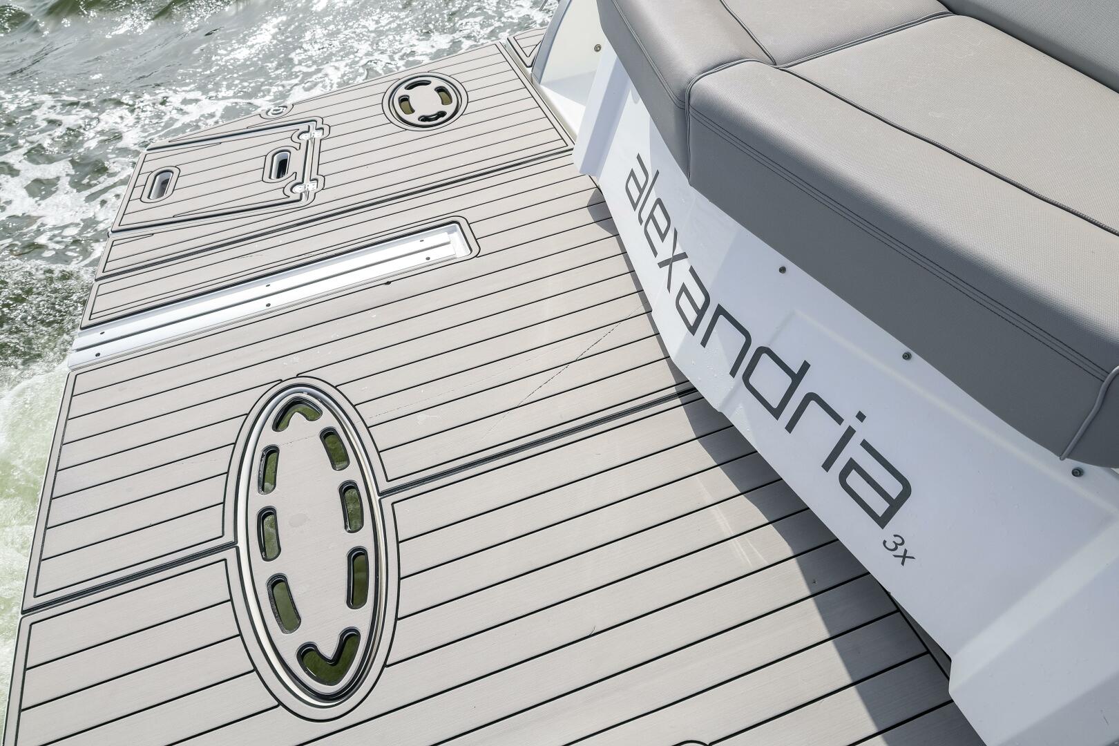 2014 Cruisers Yachts 45 Cantius - Image 13