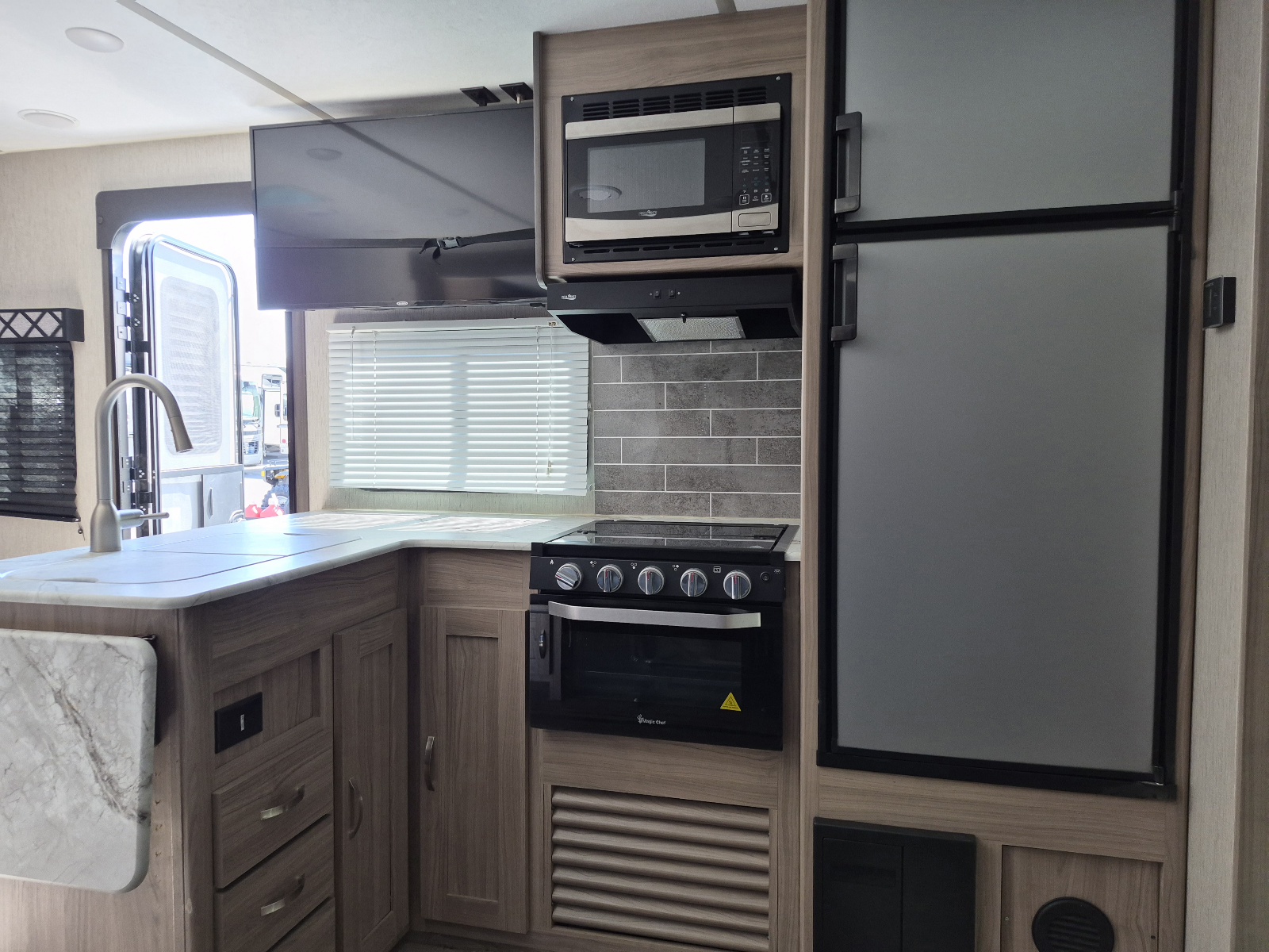2021 Coachmen Freedom Express Ultra Lite 238BHS - Image 8