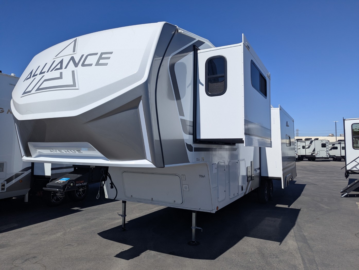2027 Alliance RV Avenue 32RLS - Image 3
