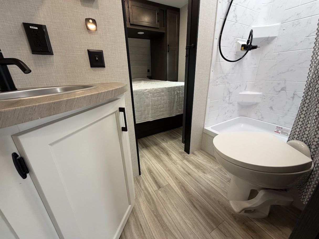 2026 VENTURE RV SPORTTREK STINGER 232VRL - Image 36