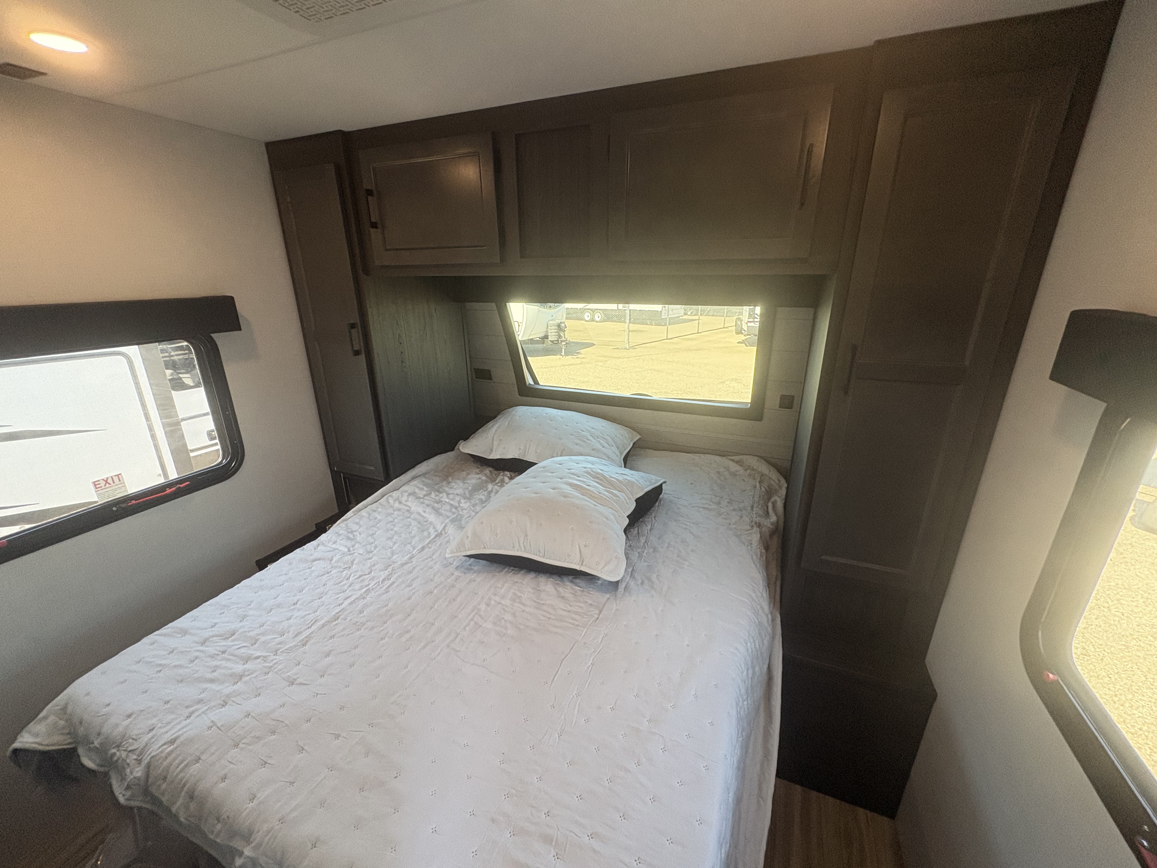 2026 VENTURE RV SPORTTREK 327VIK - Image 25