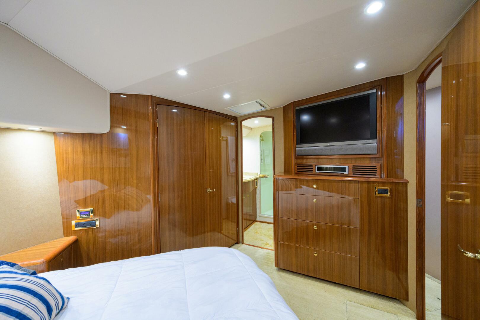 2007 Viking 64 Convertible - Image 23