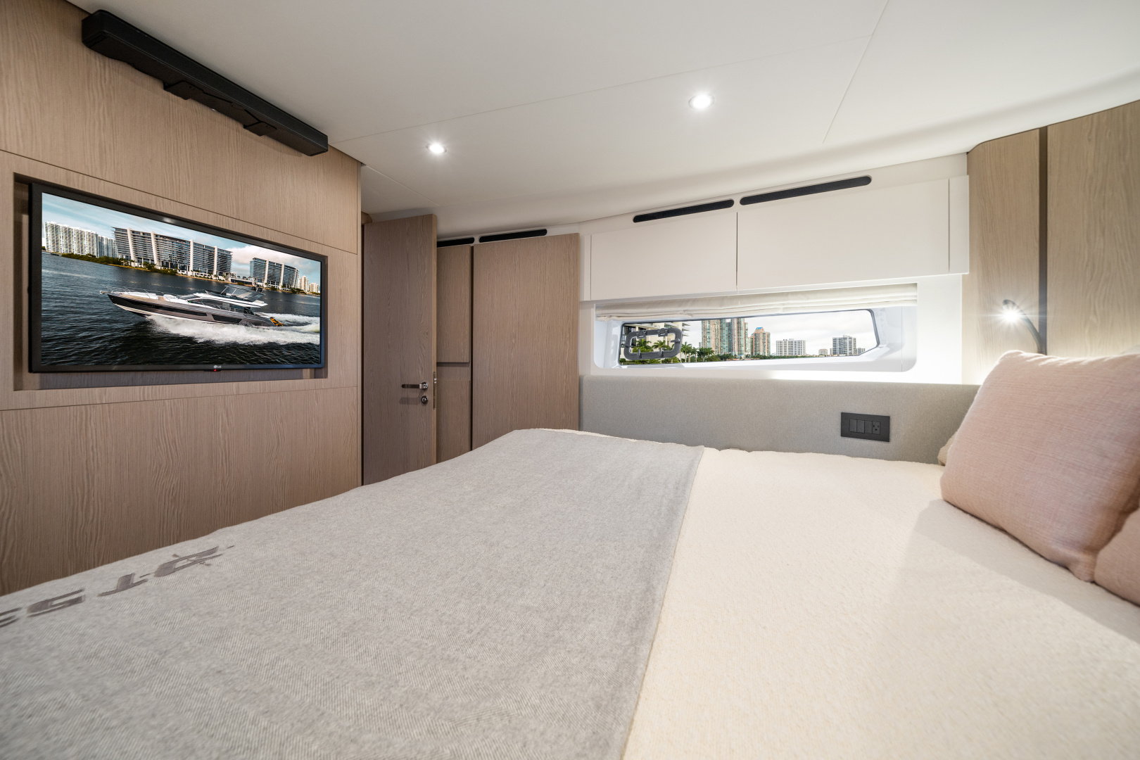 2023 Azimut 53 FLY Base - Image 10
