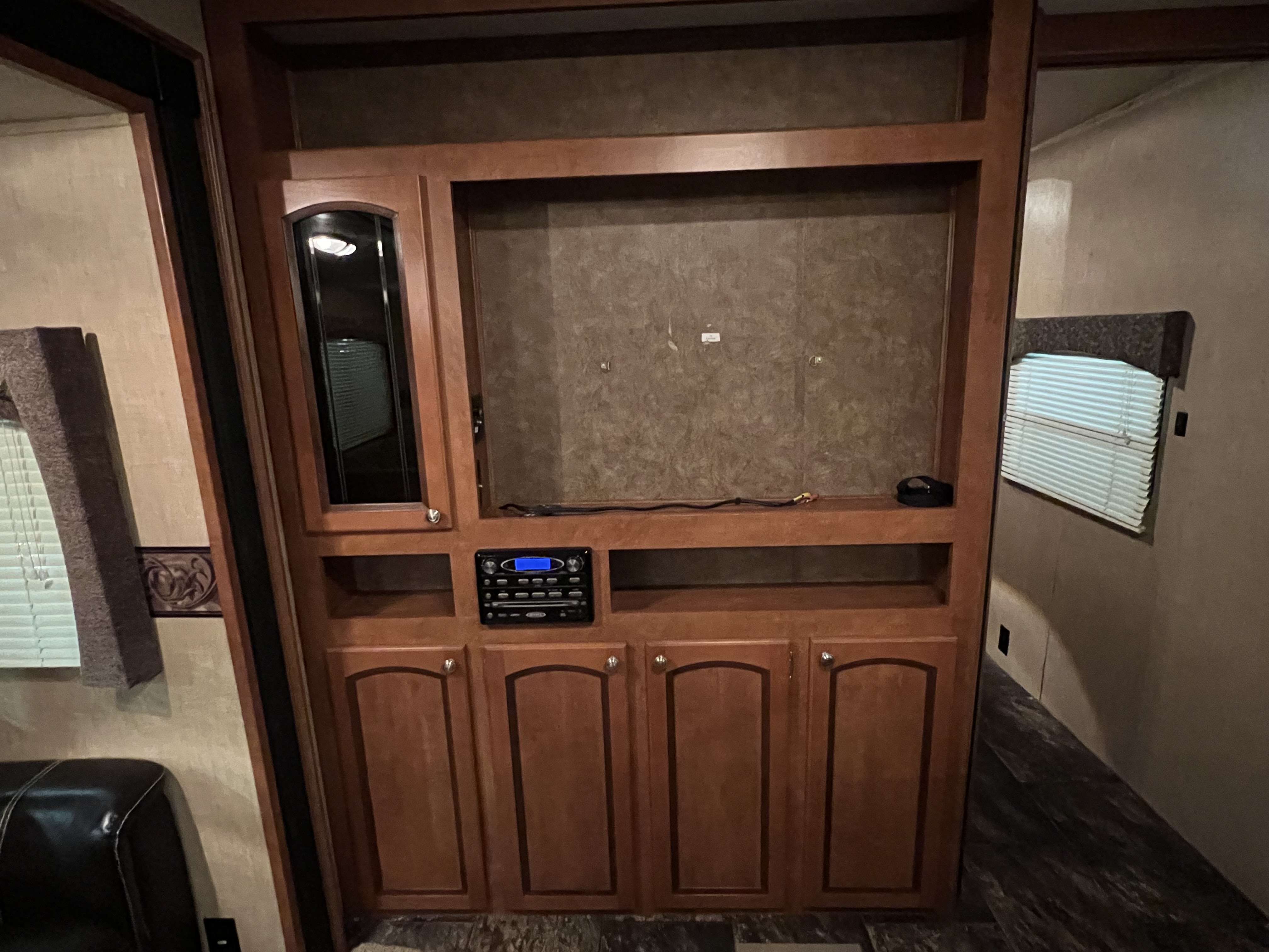 2011 SHASTA REVERE 32BHDS HMS - Image 10