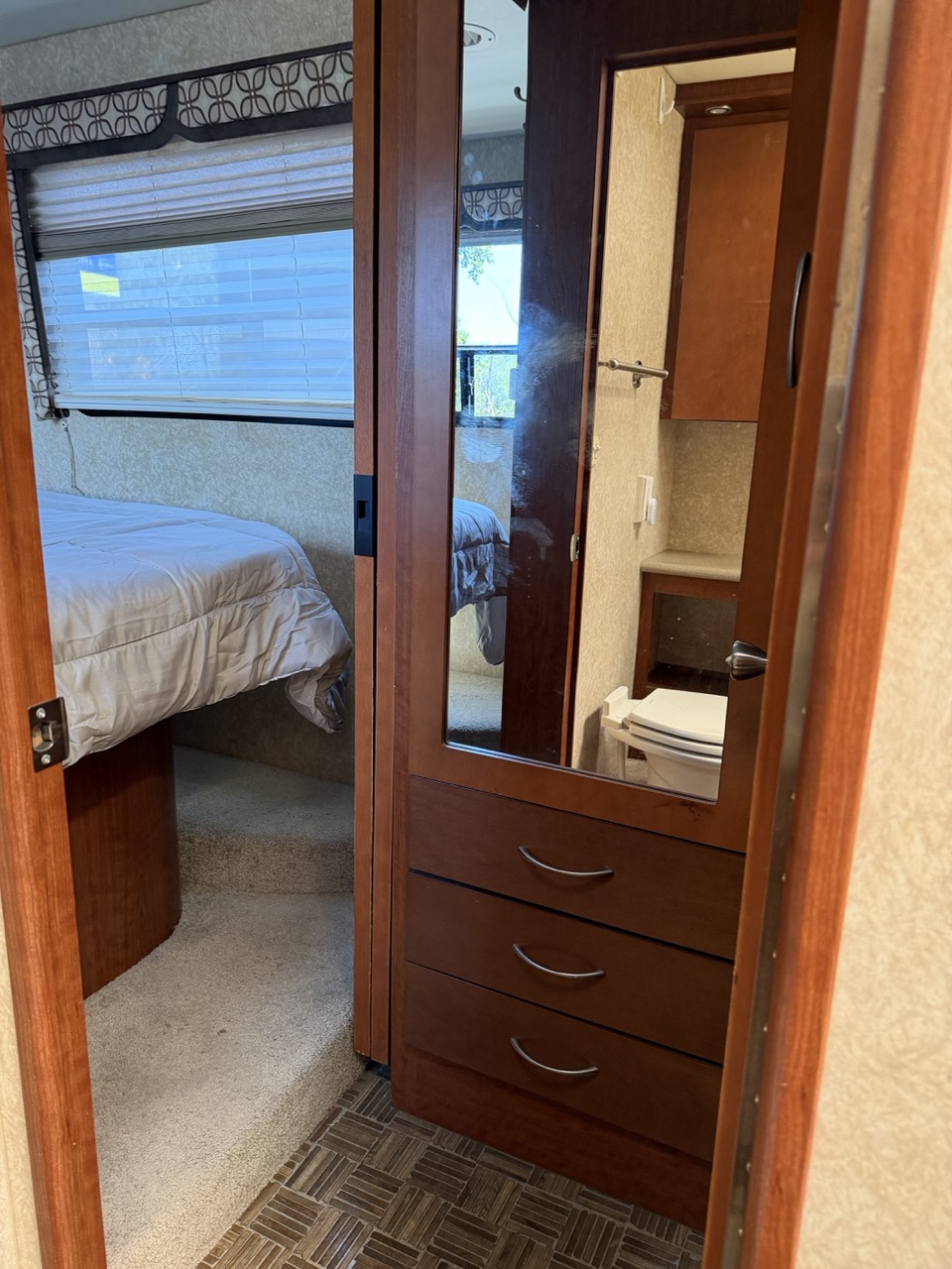 2010 Thor Motor Coach Serrano 31V - Image 19