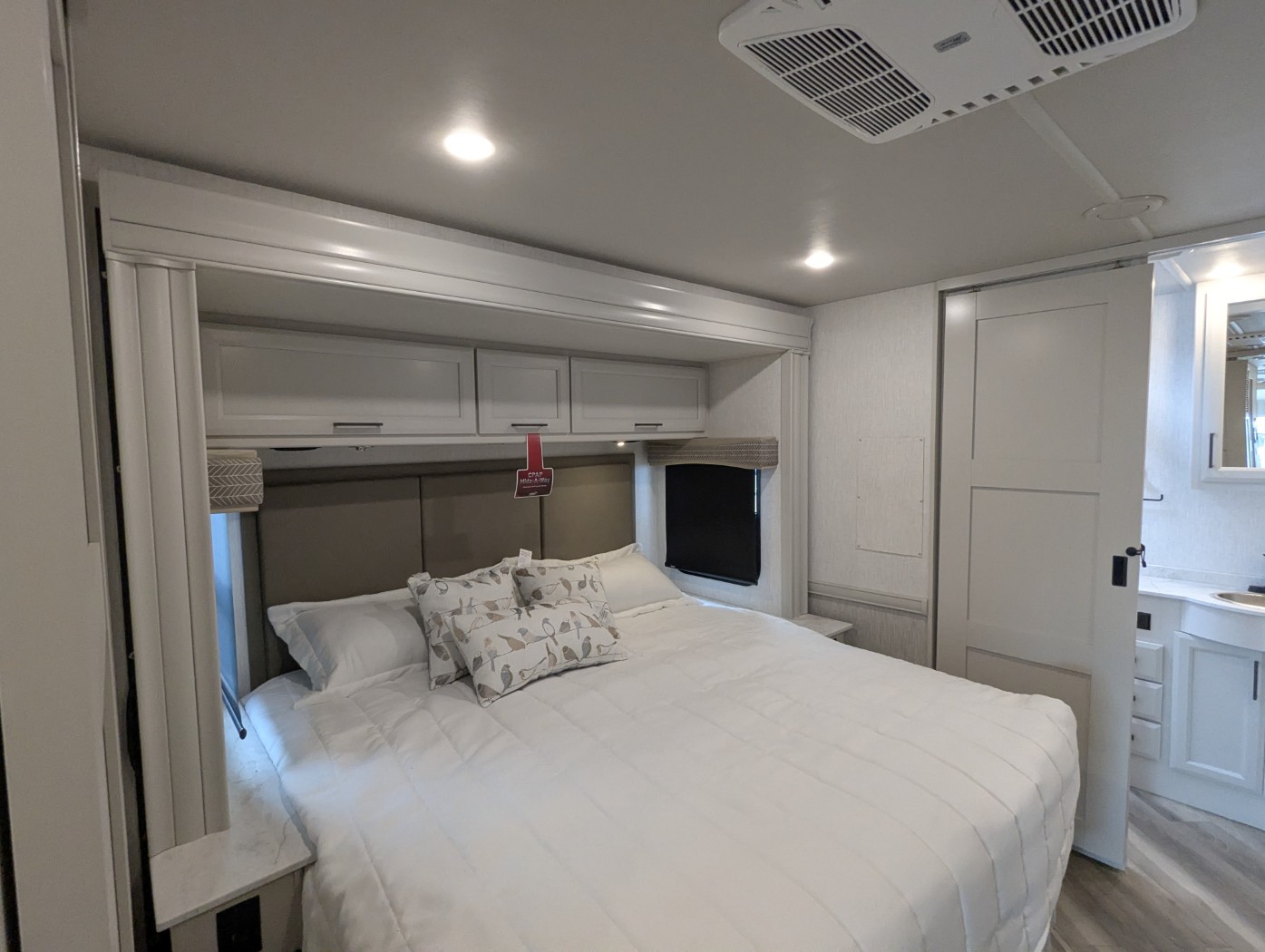 2026 Holiday Rambler Invicta 33HB - Image 21