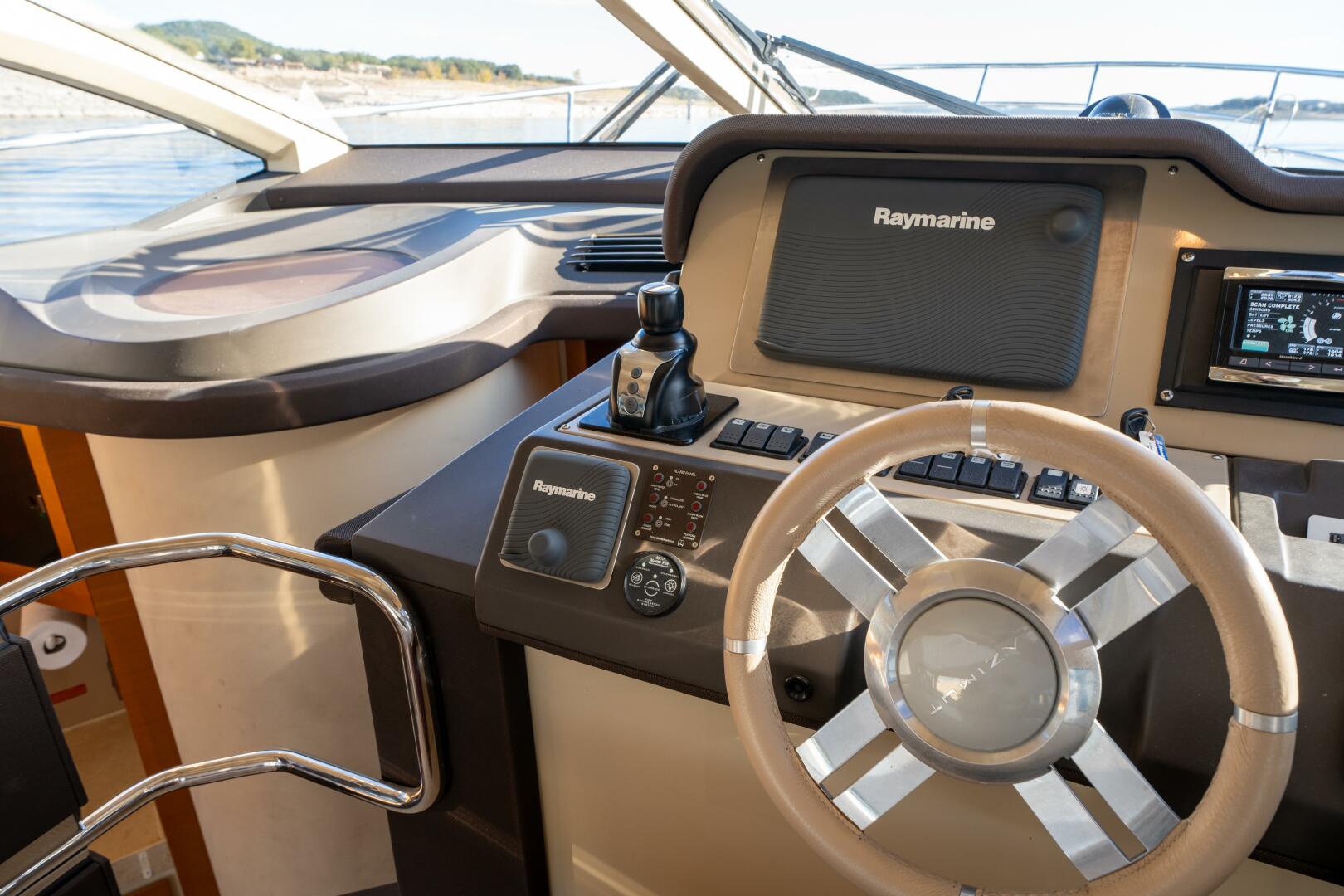 2013 Azimut 40 Flybridge - Image 31