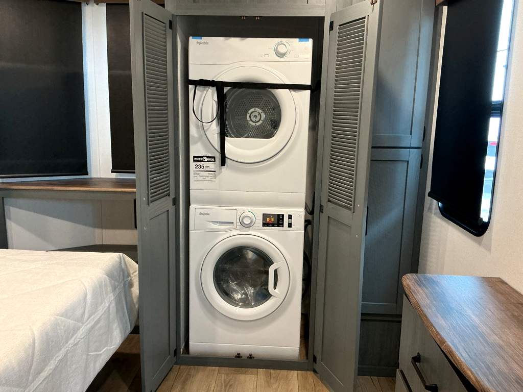 2026 PALOMINO 421LFT - Image 20