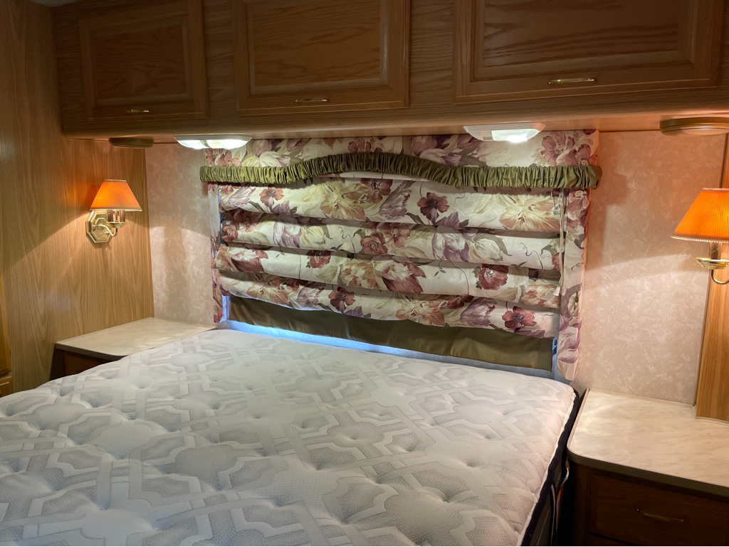 2000 Fleetwood Bounder 34T - Image 16