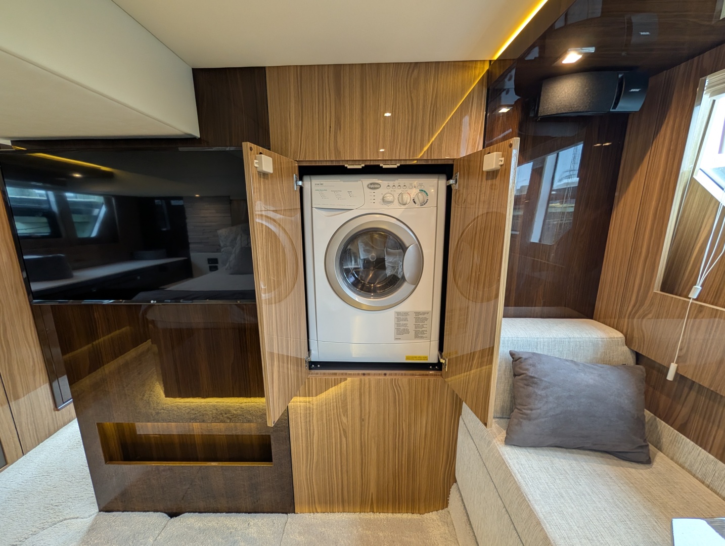 2022 Cruisers Yachts 54 Cantius - Image 34