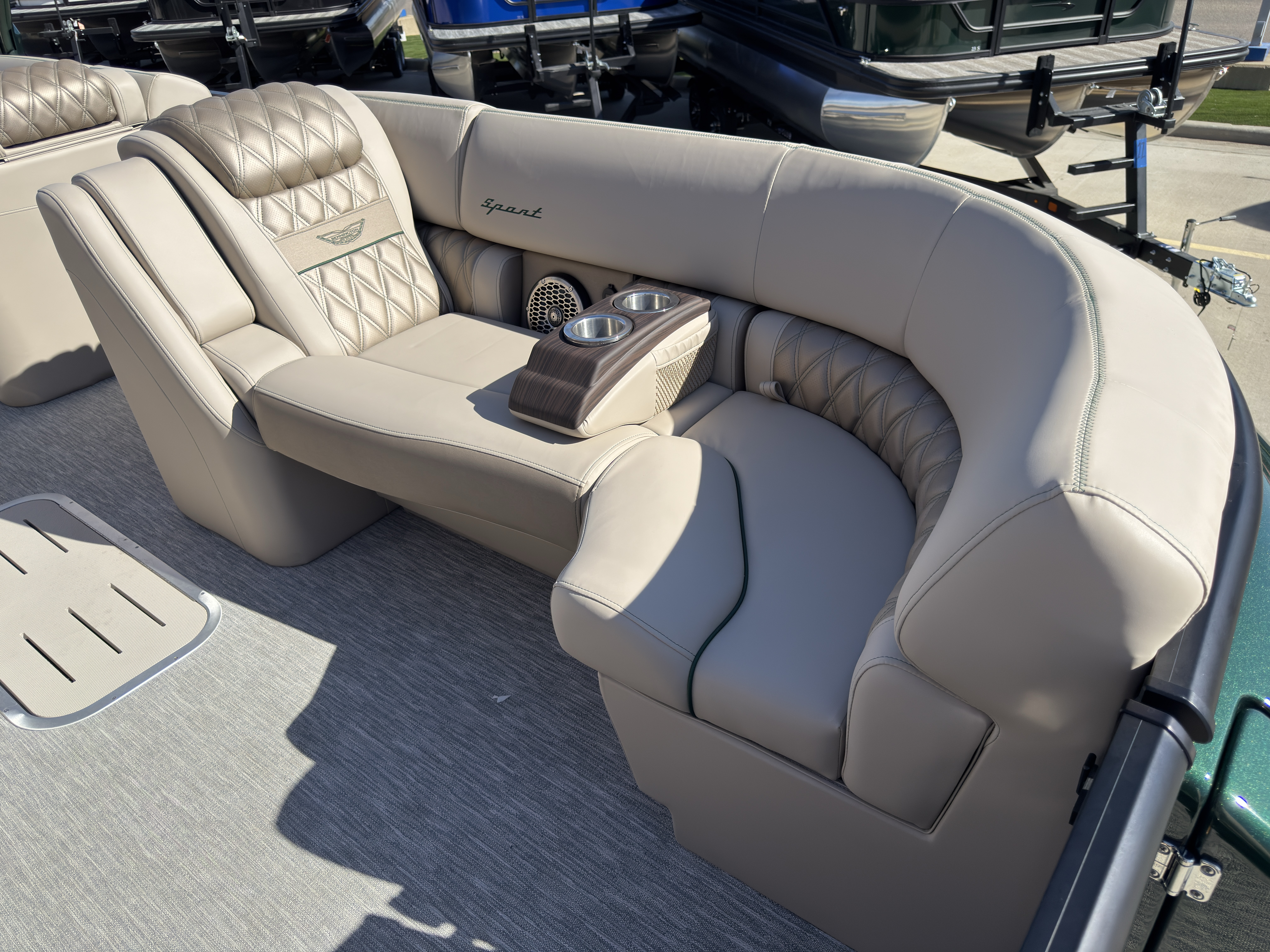 2026 Bennington 25QXSBA 425HP V10 Tritoon Pontoon - Image 82