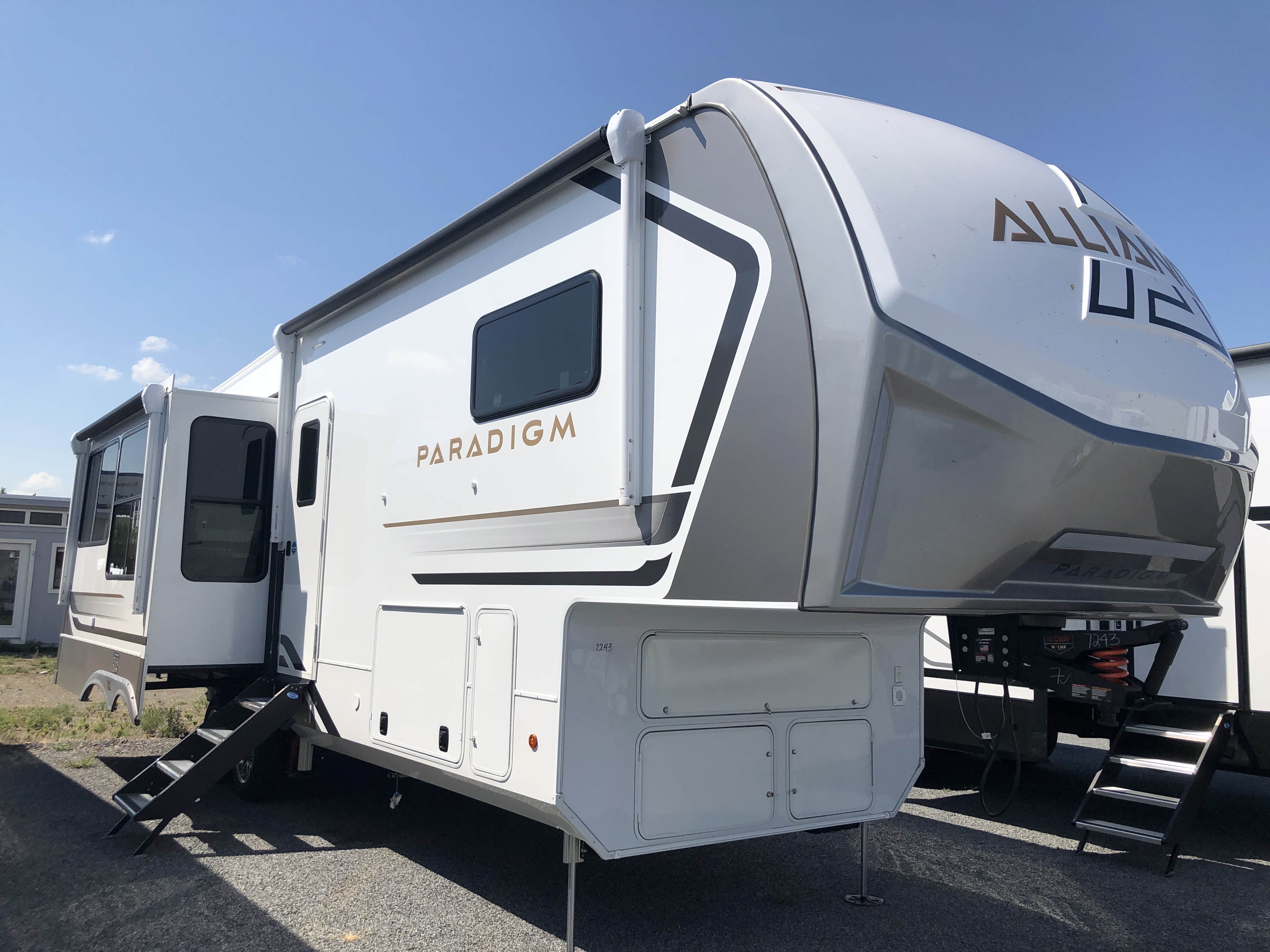 2026 Alliance RV Paradigm 310RL - Image 9