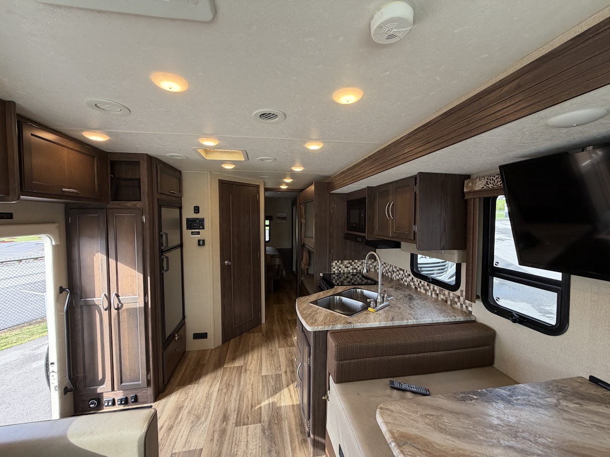 2019 COACHMEN PURSUIT 31BH - Image 9