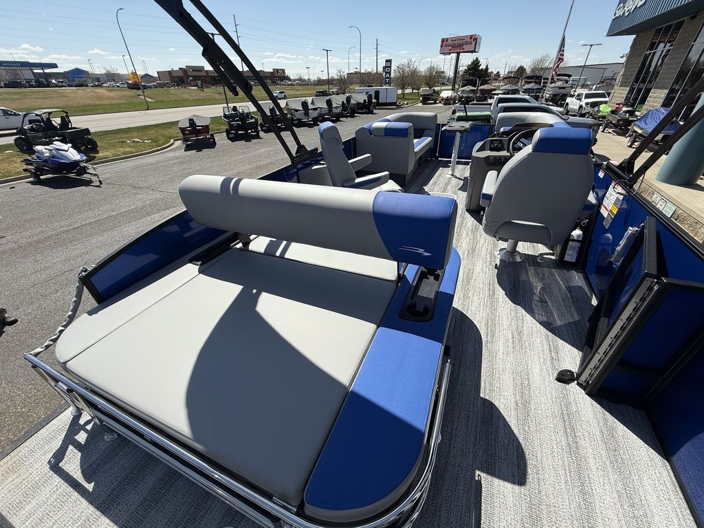2025 Bennington 22 SSB Swingback Tri-Toon Pontoon - Image 15