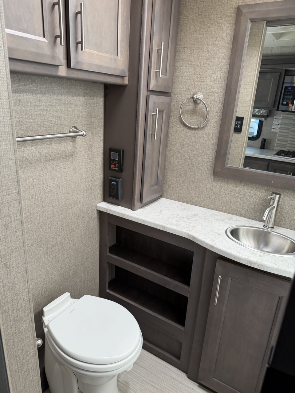 2021 Thor Motor Coach Magnitude SV34 - Image 13