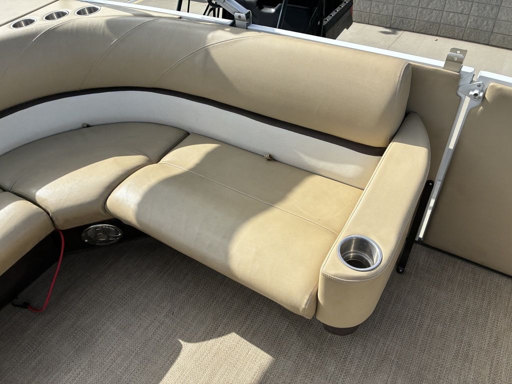 2015 Larson Escape 2200 RT - Image 22