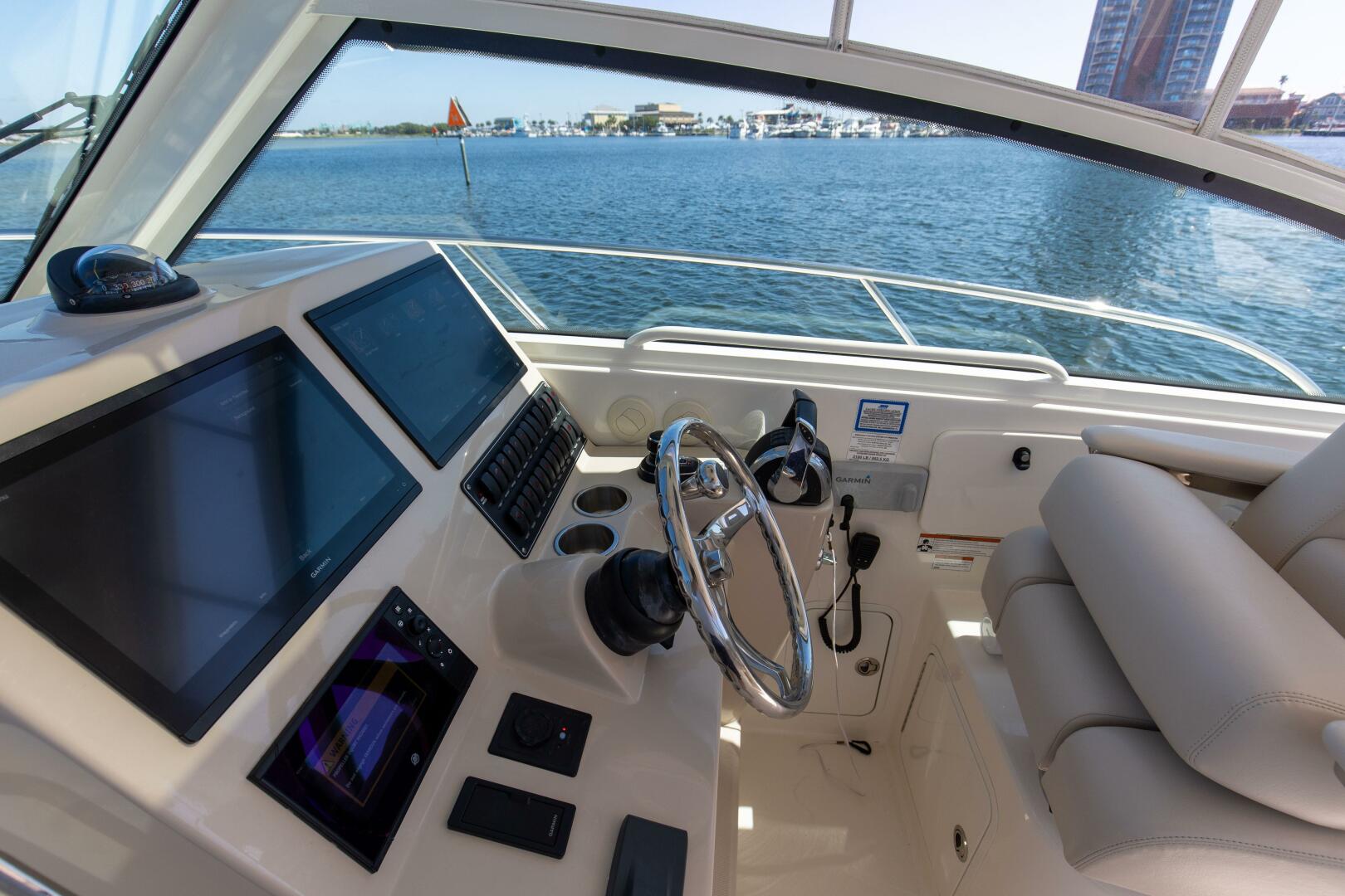 2019 Boston Whaler 345 CONQUEST - Image 18