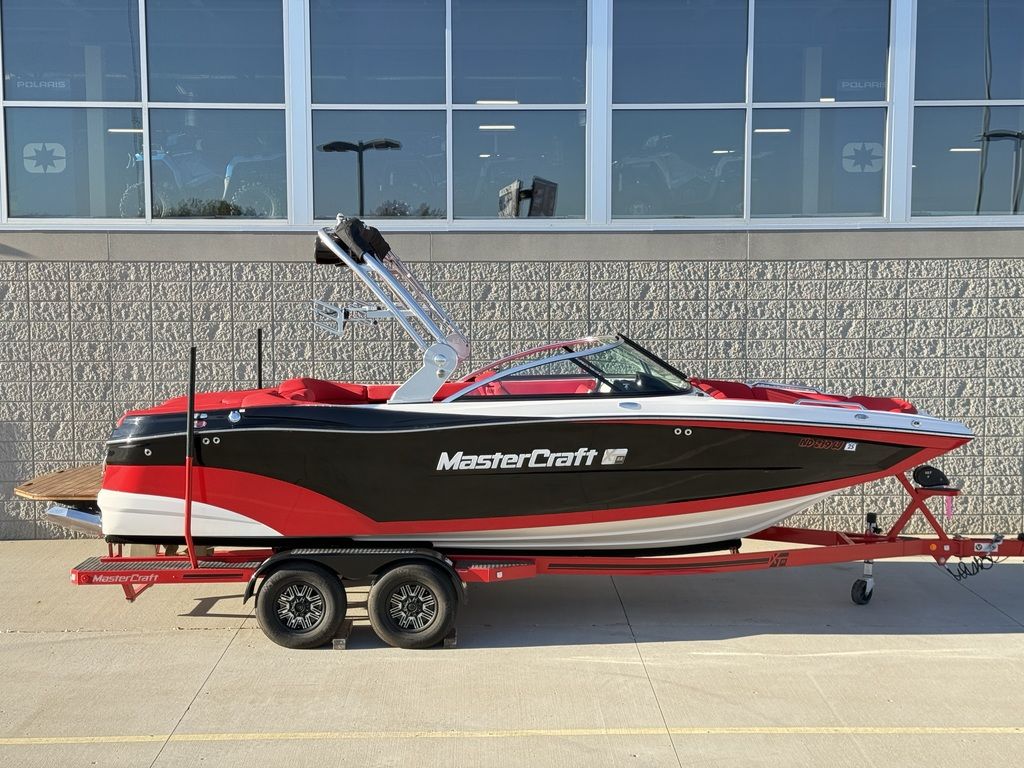 2019 MasterCraft XT22 - Image 3
