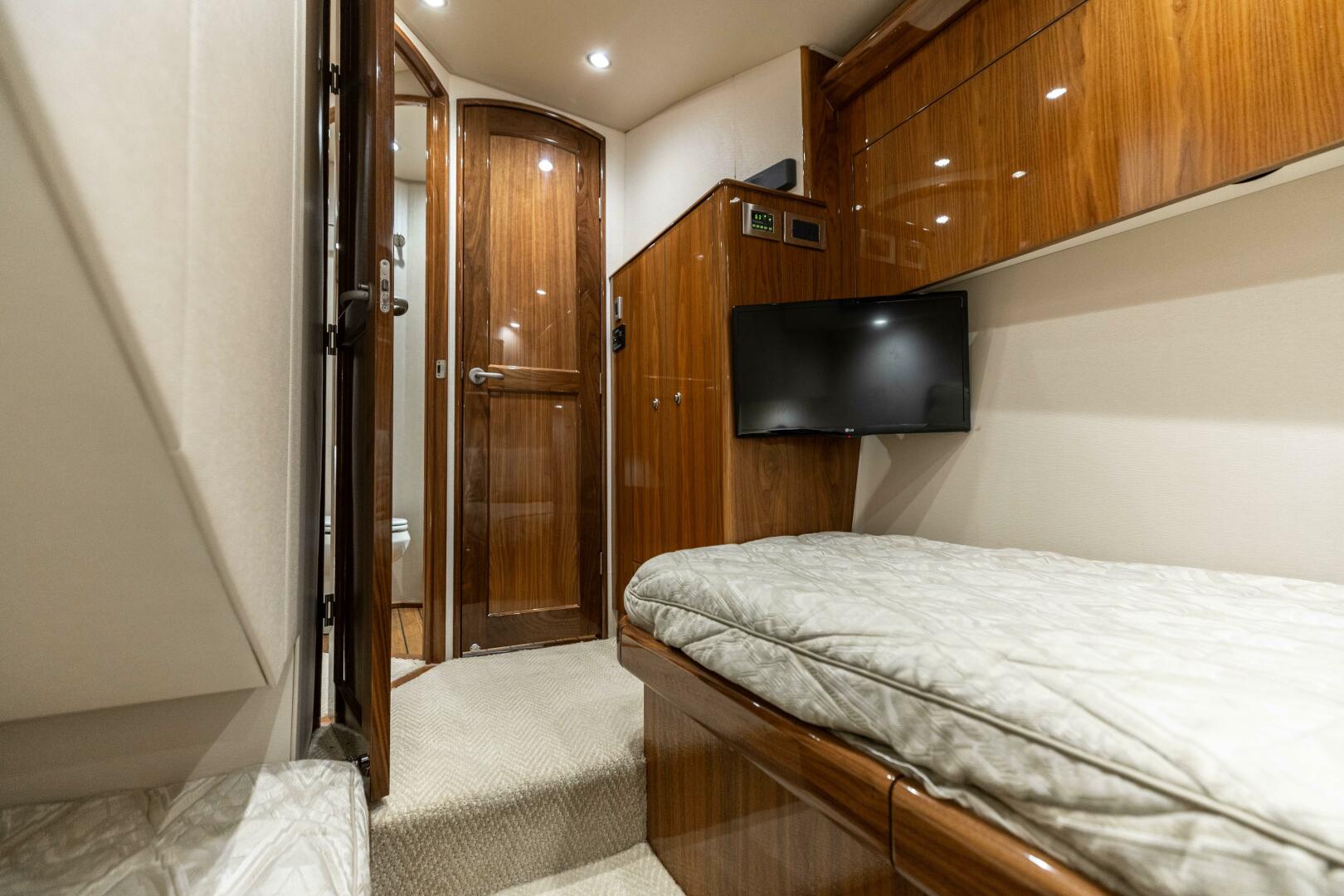 2020 Viking 62 Convertible - Image 23