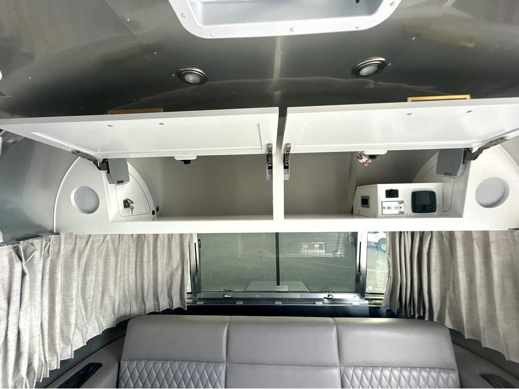 2027 AIRSTREAM CLASSIC 28RBT - Image 10
