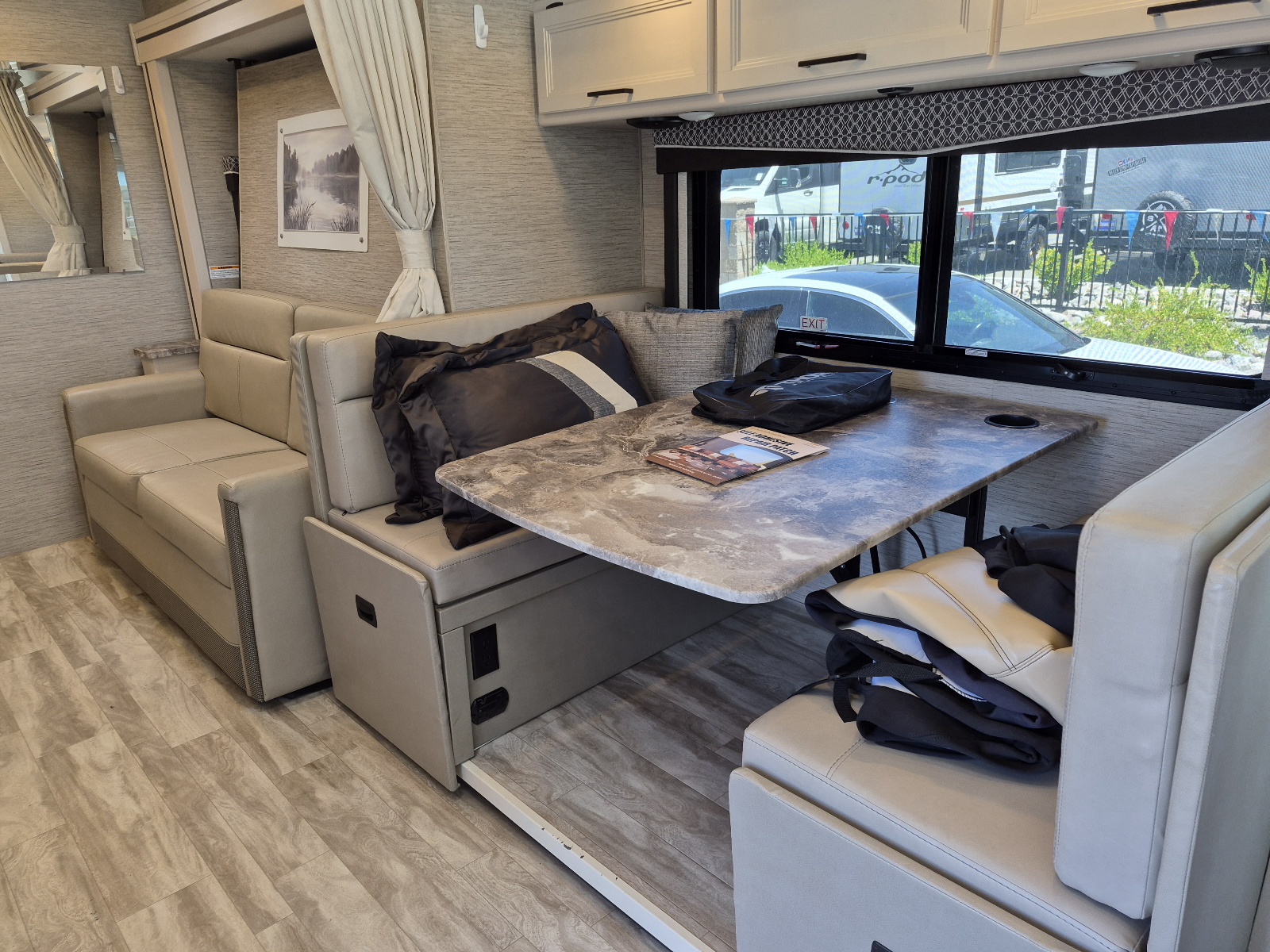 2023 Thor Motor Coach Vegas 24.4 - Image 8