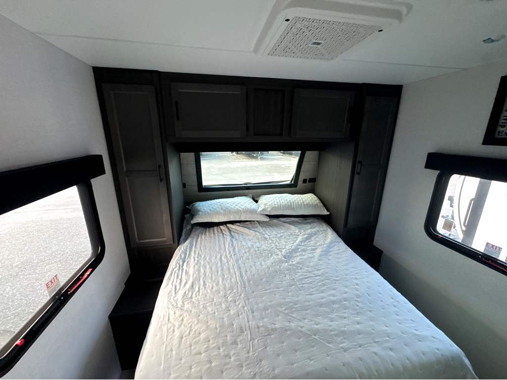 2026 VENTURE RV SPORTTREK 312VIK - Image 18