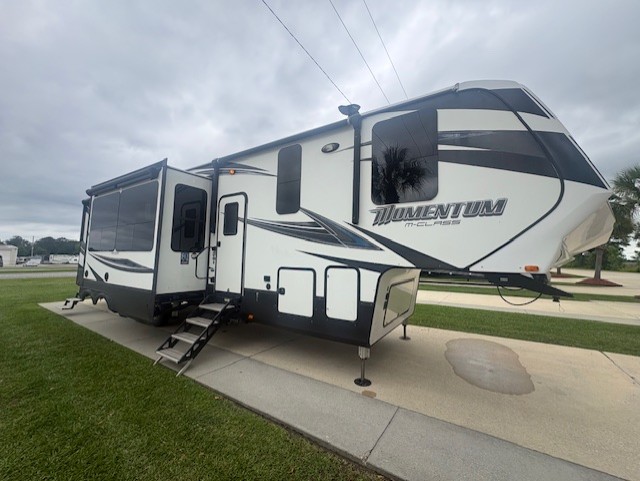 2018 GRAND DESIGN MOMENTUM 394M - Image 1
