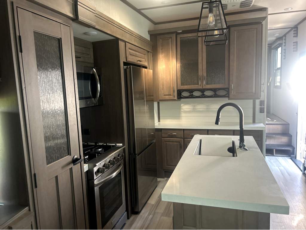 2023 GRAND DESIGN SOLITUDE 378MBS - Image 13