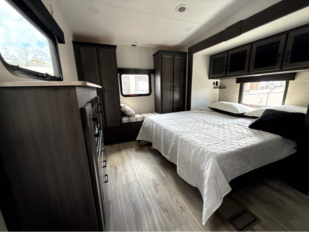 2026 VENTURE RV SPORTTREK 365VFL - Image 24