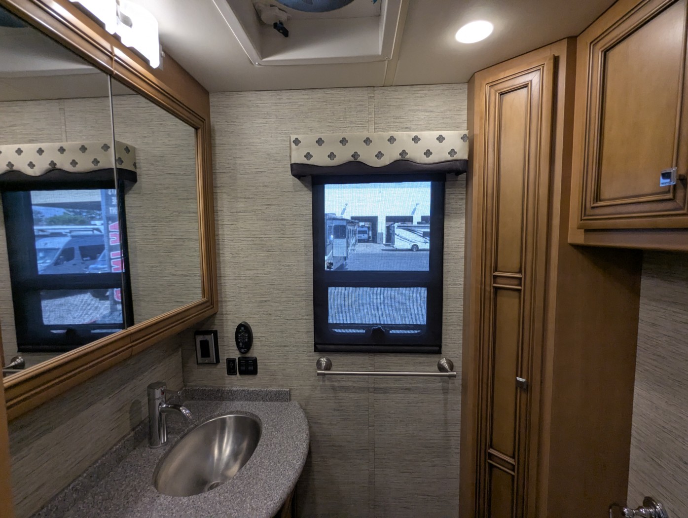 2016 Newmar Bay Star 3403 - Image 25