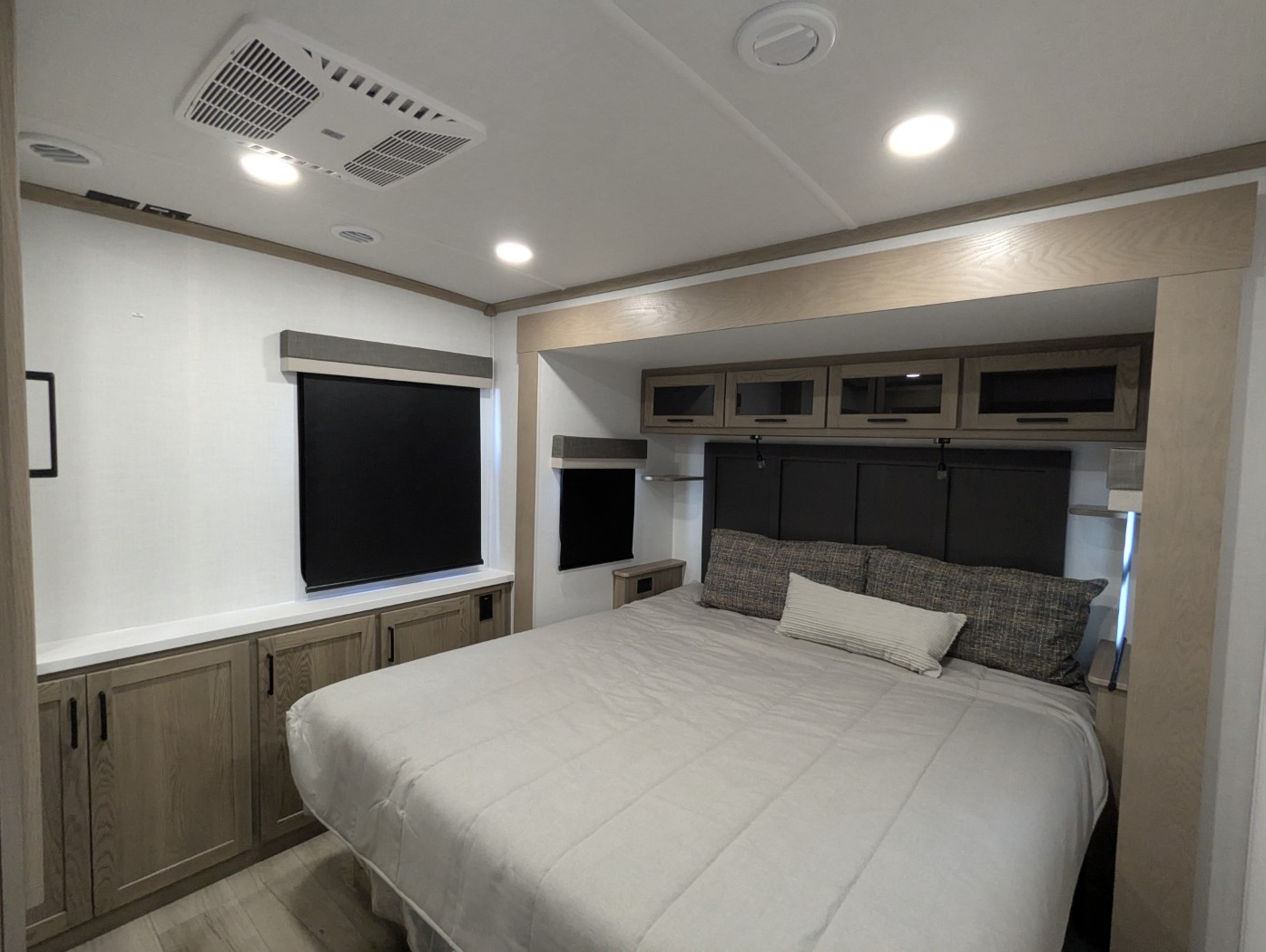 2026 Forest River Rockwood Signature 8339FK - Image 27