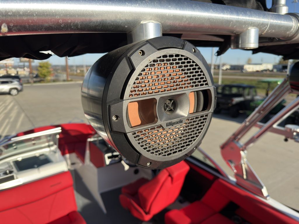 2019 MasterCraft XT22 - Image 22