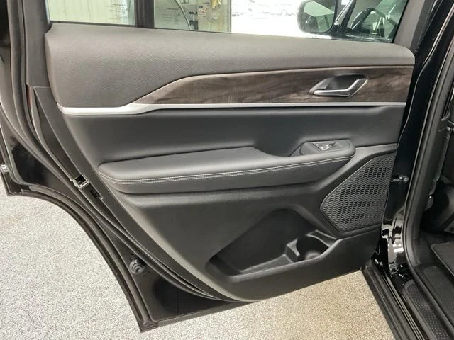 2026 Jeep Grand-Cherokee-L Laredo Altitude 4x4 - Image 28